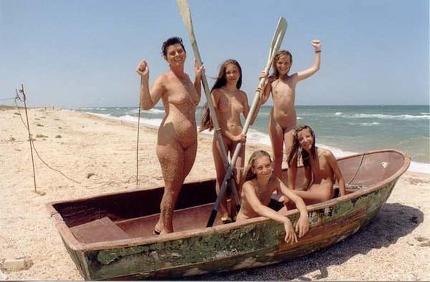 Naturism and nudism in the sea, family nudists [Euronat naturism]