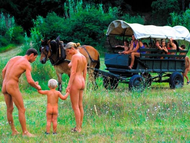 Walk on the nature of the family of adults and young naturists video [Euronat naturism]