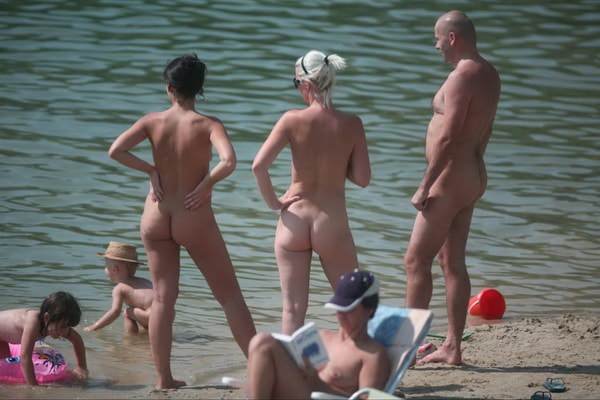 Family nudists naked in the lake photo [Euronat naturism]