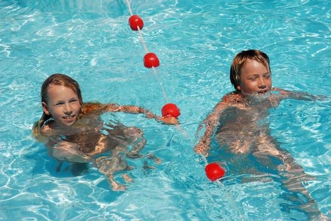 Photo naked naturists with children in the pool [Euronat naturism]