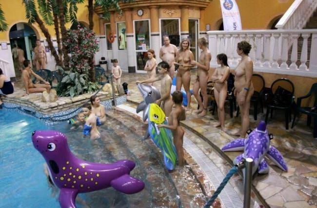 Naturism nudism in the pool family nudism new photos [Euronat naturism]