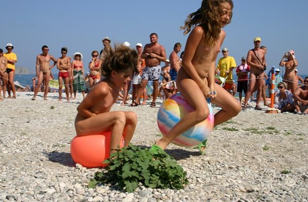 Young nudists naturists sea photo pure world [Euronat naturism]