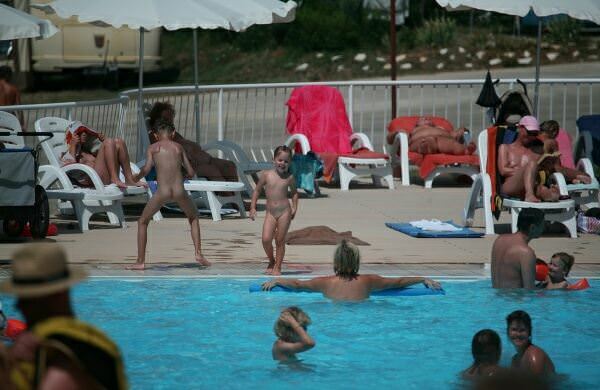 British family nudism in the pool photo [Euronat naturism]